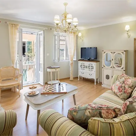Alexandras Downtown Penthouse Apartment *